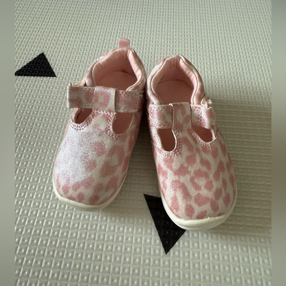 Carter’s|Baby flats sneakers in pastel pink leopard print,size 4•Maryjane strap - Picture 2 of 6